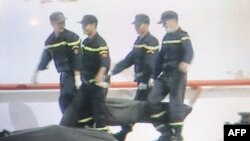 Des pompiers portent le corps d’une victime d’un naufrage au large des côtes marocaines, près de l'île de Perejil, le 19 septembre 2009, sur des images de TV2M, une télévision espagnole.