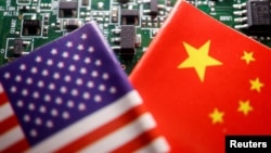 以半导体芯片为背景的美国和中国国旗。