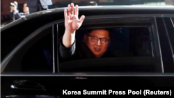 Severnokorejski lider Kim Džong Un odlazi sa sastanka sa južnokorejskim kolegom, 27. april 2018. Korea Summit Press Pool / Delivered via Reuters