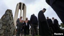 Sejumlah diaspora Armenia di AS berkumpul untuk memperingati pembunuhan massal orang Armenia pada 1915, yang diakui oleh Presiden AS Joe Biden sebagai genosida, di Armenian Martyrs Memorial Monument di Montebello, California, 24 April 2021. 