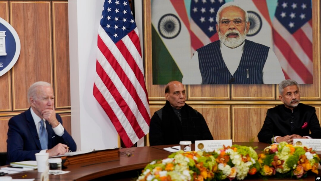 AQSh Prezidenti Jo Bayden (chapda) Hindiston Bosh vaziri Narendra Modi bilan onlayn muloqot o'tkazmoqda, 2022-yil, 11-aprel.