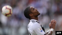 L’attaquant brésilien Douglas Costa, lors du match entre la Juventus et Sassuolo à Turin, le 16 septembre 2018.