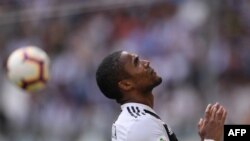 L’attaquant brésilien de la Juventus, Douglas Costa, lors du match Juventus vs Sassuolo, au stade de la Juventus à Turin, le 16 septembre 2018.