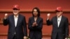 2023年11月17日，日本首相岸田文雄（右）和南韓總統尹錫悅（左）戴著斯坦福大學的棒球帽，與美國前國務卿賴斯在加州斯坦福舉行的亞太經合組織(APEC)峰會間隙的一次峰會討論中合影留念。（路透社）