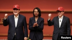 資料圖片：2023年11月17日，日本首相岸田文雄（右）和南韓總統文在寅（左）戴著史丹福大學的棒球帽，與美國前國務卿賴斯在加州史丹福舉行的亞太經合組織(APEC) 峰會間隙的一次峰會討論中合影留念。 （路透社）