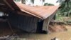 ផ្ទះមួយខ្នង​ខូចខាត​ធ្ងន់​ធ្ងរ​ដោយសារ​ការបាក់​ទំនប់​អាង​ទឹក​ប្រទាក់​ក្រឡា​ក្នុង​ស្រុក​ទឹក​ឈូ​ ខេត្តកំពត។ (ហ៊ុល រស្មី/VOA) 