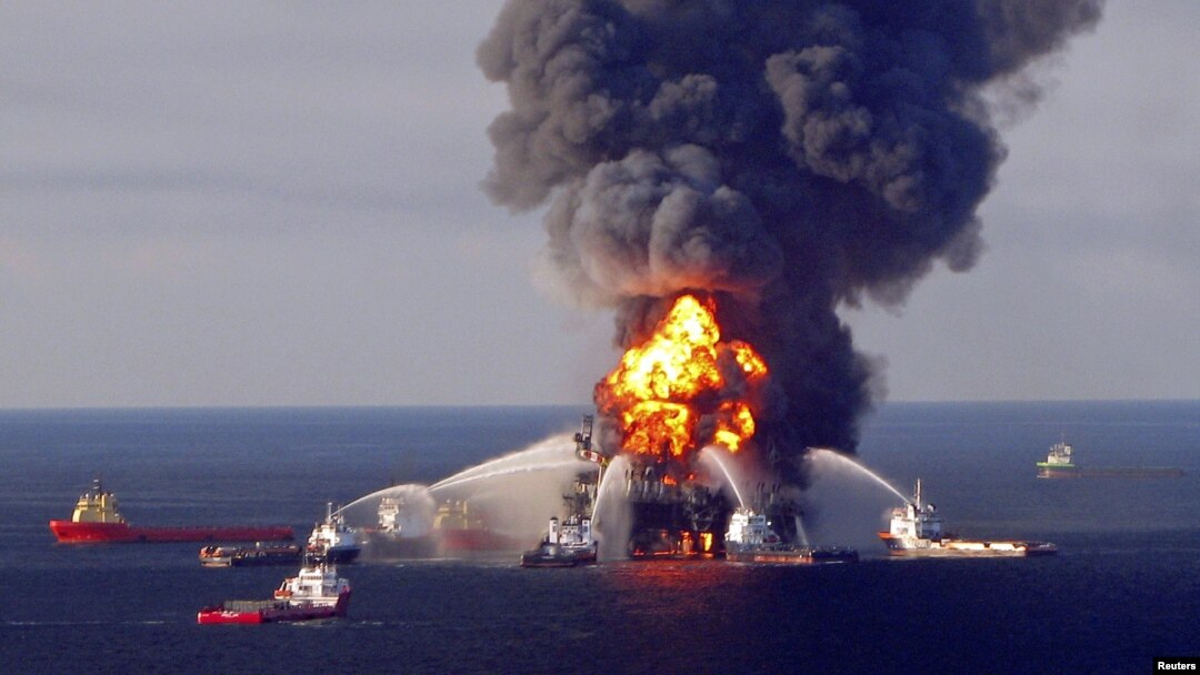 Nổ tại giàn khoan Deepwater Horizon, ngoài khơi Louisiana, tháng 4 năm 2010