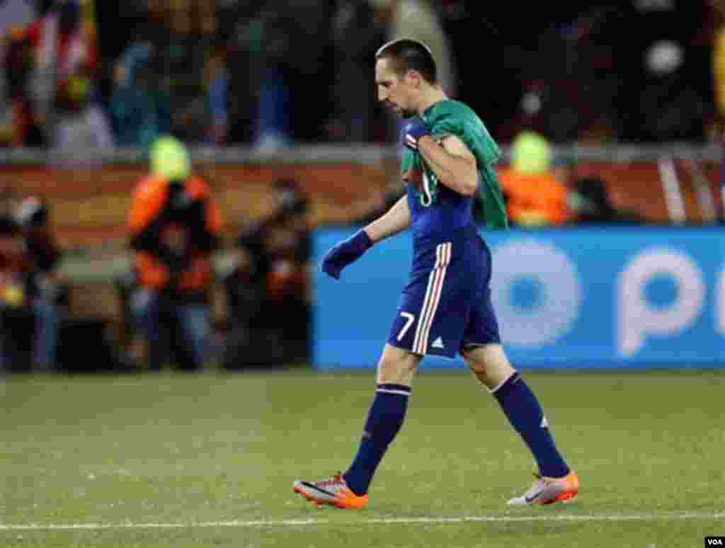 Poraz od Meksika i vjerovatna eliminacija Francuza - Frenk Riberi napušta teren. (AP Photo/Luca Bruno)