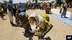 Thousands of displaced persons from Abyei collect food rations in a makeshift camp in Turalei, southern Sudan. (File Photo - May 27, 2011)