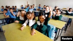 Palestinian students attend class at al-Taea school in Khan Younis, southern Gaza strip, Aug. 23, 2009.