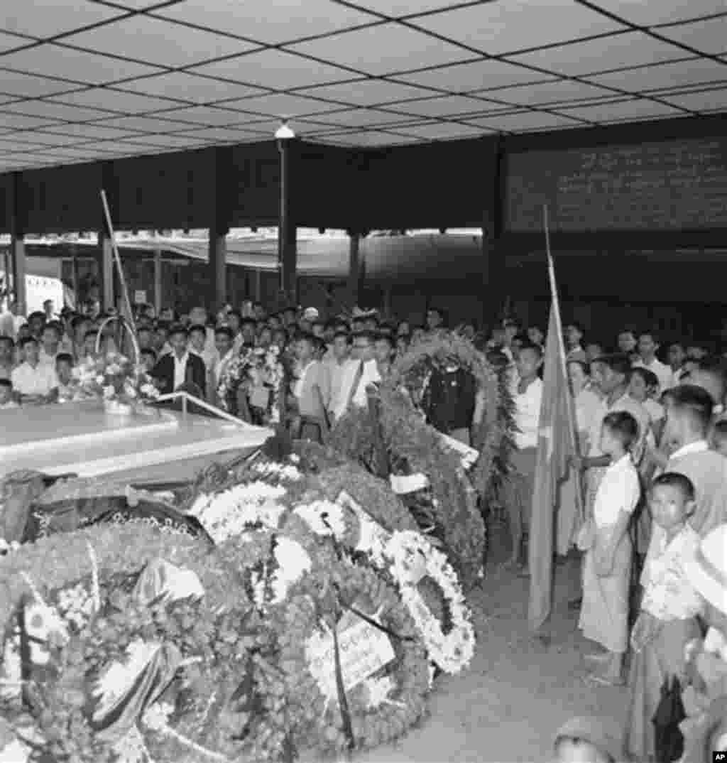 ၁၉၆၉ ခုနှစ်၊ ဇူလိုင် ၁၉ နေ့မှာ ကျင်းပပြုလုပ်တဲ့ အာဇာနည်နေ့ အခမ်းအနား။ မြန်မာ့နိုင်ငံရေးခေါင်းဆောင်များ၊ ပြည်သူပြည်သားများ အာဇာနည်နေ့ အခမ်းအနား တက်ရောက်ပြီး ခေါင်းဆောင်ကြီး ဗိုလ်ချုပ်အောင်ဆန်း နဲ့ အာဇာနည်ကြီးများ ဂူဗိမာန်ရှေ့ လွမ်းသူပန်းခွေချ အလေးပြုနေကြစဉ်။ &nbsp;
