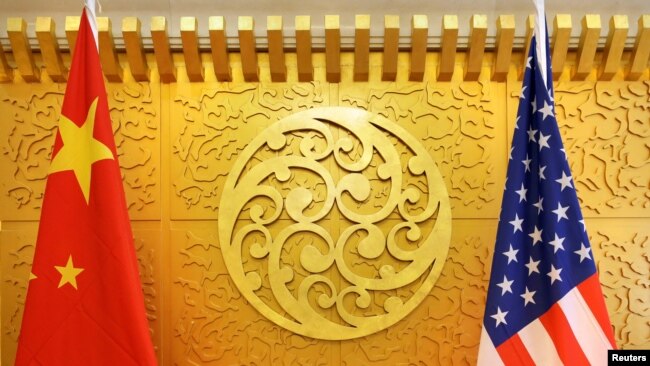 2018年4月27日，在中国交通部的美国国旗和中国国旗。