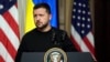 Presiden Ukraina Volodymyr Zelenskyy mendengar pertanyaan wartawan dalam konferensi pers di Gedung Putih, Washington, pada 12 Desember 2023. (Foto: AP/Andrew Harnik)