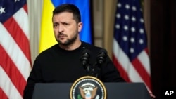 Presiden Ukraina Volodymyr Zelenskyy mendengar pertanyaan wartawan dalam konferensi pers di Gedung Putih, Washington, pada 12 Desember 2023. (Foto: AP/Andrew Harnik)