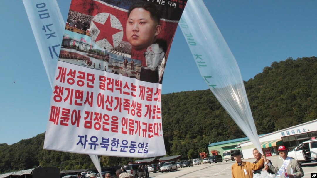 Para pengungsi dan pembelot Korea Utara bersiap untuk meluncurkan balon dan poster bergambar pemimpin Korea Utara Kim Jong-un, Kim Jong-il dan Kim Il-sung yang berisi kecaman anti-pemerintah Korea Utara, dekat pos unifikasi di Paju, Korea Selatan, 4 Oktober 2013 (Foto: dok). Korea Utara menolak usulan Korea Selatan untuk melanjutkan program reuni keluarga, Kamis (9/1).
