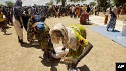 Thousands of displaced persons from Abyei collect food rations in a makeshift camp in Turalei, southern Sudan. (File Photo - May 27, 2011) 