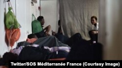 Les migrants rescapés, dorment par terre à l'intérieur a bord du bateau Aquarius, sur la Méditerranée, 16 juin 2018. (Twitter/SOS Méditerranée France)