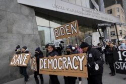 Aktivis dari Fair Elections for New York, Black Voters Matter, dan Workers Circle berunjuk rasa di luar Misi Amerika Serikat untuk PBB, saat Presiden Joe Biden membuka KTT demokrasi global, Kamis, 9 Desember 2021, di New York. (Andrew Kelly/AP untuk Pusat Demokrasi Populer).