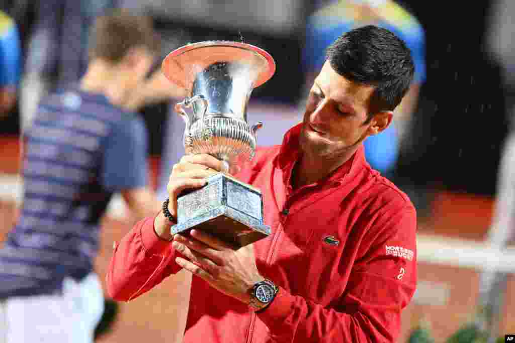 نواک جوکوویچ تنیسور مشهور جهان که دو هفته پیش از مسابقات تنیس آمریکا اخراج شده بود، توانست قهرمان اوپن ایتالیا شود. 
