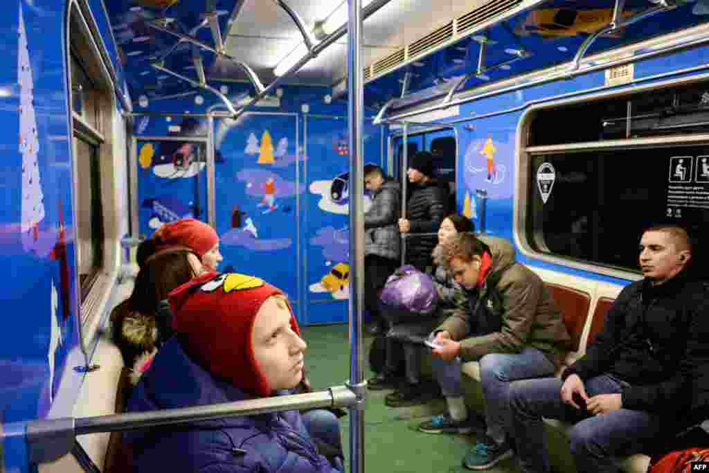 روس کے دارالحکومت ماسکو میں نئے سال کے موقع پر سجائی جانے والی ایک مسافر گاڑی سب وے سے گزر رہی ہے &nbsp;