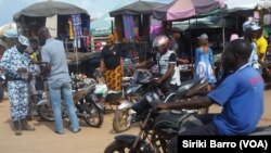 Des policiers effectuent des contrôles en plein marché, Bouaké, Côte d’Ivoire, 11 octobre 2017. (VOA/Siriki Barro)