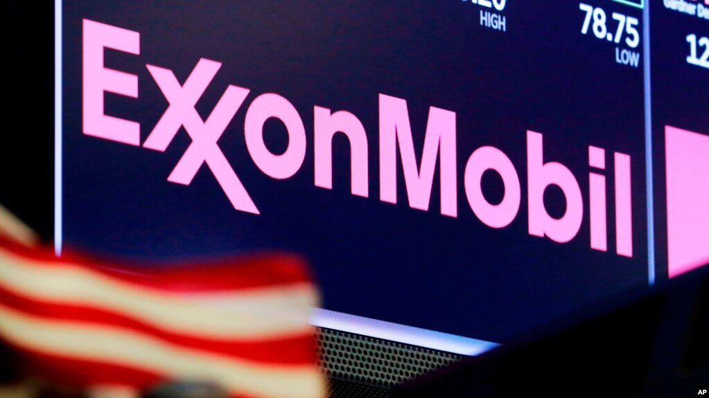 Logo của ExxonMobil trên bảng điện tử ở sàn giao dịch chứng khoán tại New York, chụp ngày 23/4/2018. ExxonMobil đang tiếp tục công việc chuẩn bị đưa mỏ Cá Voi Xanh vào hoạt động ở Việt Nam.