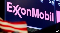 Logo của ExxonMobil trên bảng điện tử ở sàn giao dịch chứng khoán tại New York, chụp ngày 23/4/2018. ExxonMobil đang tiếp tục công việc chuẩn bị đưa mỏ Cá Voi Xanh vào hoạt động ở Việt Nam.