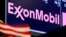 Logo của ExxonMobil trên bảng điện tử ở sàn giao dịch chứng khoán tại New York, chụp ngày 23/4/2018. ExxonMobil đang tiếp tục công việc chuẩn bị đưa mỏ Cá Voi Xanh vào hoạt động ở Việt Nam.