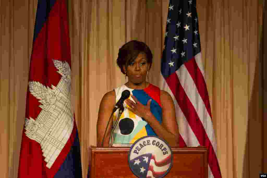 លោកស្រី Michelle Obama ថ្លែង​នៅ​ក្នុង​ពិធី​បណ្តុះបណ្តាល​នៃ​កម្មវិធី​អ្នកធ្វើការ​ស្ម័គ្រចិត្ត​របស់​រដ្ឋាភិបាល​អាមេរិក Peace Corps សម្រាប់​&laquo;គម្រោង​ផ្តល់​ឱកាស​ឲ្យ​ក្មេង​ស្រី​បាន​សិក្សា&raquo; &#39;Let Girls Learn&#39; នៅ​ក្នុង​ខេត្តសៀមរាប នៅ​ថ្ងៃសៅរ៍​ទី២១ ខែមីនា ឆ្នាំ២០១៥។