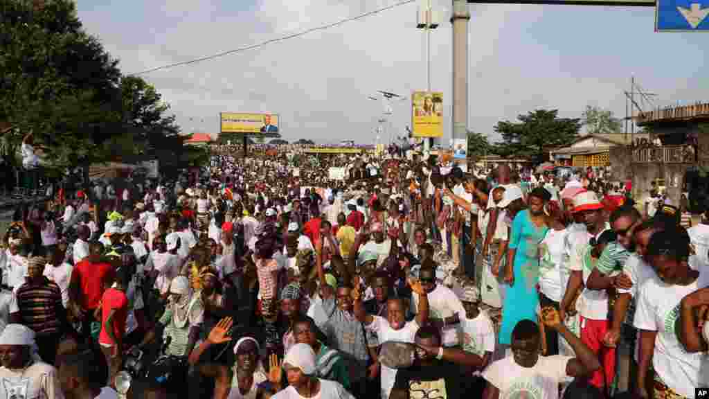 Un rassemblement des partisans du candidat Cellou Dalein Diallo lors d&#39;un meeting à Conakry