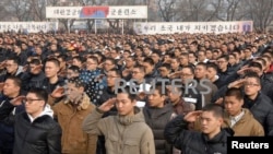 한국 논산의 육군훈련소에서 신병 훈련 과정에 입소하는 청년들.