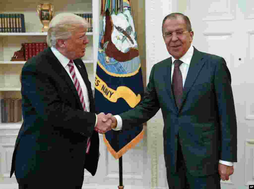 Le président Donald Trump salue le ministre russe des affaires étrangères Sergey Lavrov à la Maison Blanche à Washington, 10 mai 2017.