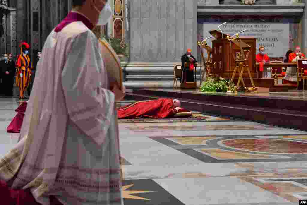 프란치스코 로마 가톨릭 교황이 바티칸 성베드로성당에서 부활절 전 성금요일 미사에 앞서 엎드려 기도하고 있다. 