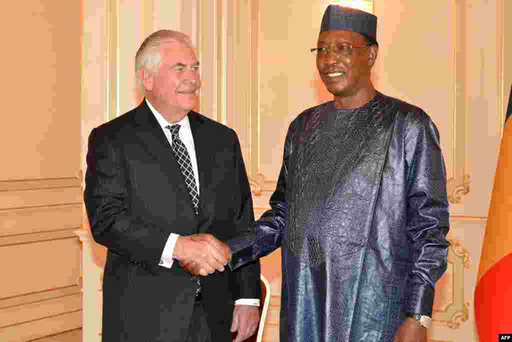 Le président Idriss Déby du Tchad, à droite, reçoit le secrétaire d&rsquo;Etat américain Rex Tillerson au palais présidentiel à N&rsquo;Djamena, Tchad, 12 mars 2018.
