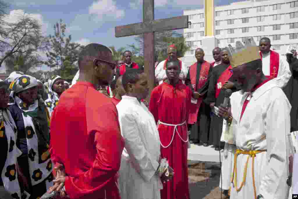Mkuu wa kanisa la Kikatholiki Kenya Kadinali John Njue (katikati) atizama wakiigiza kusulubiwa kwa Yesu mjini Nairobi.