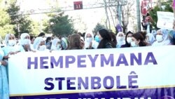 Göstericiler Kürtçe ''İstanbul Sözleşmesi'' pankartı açtı