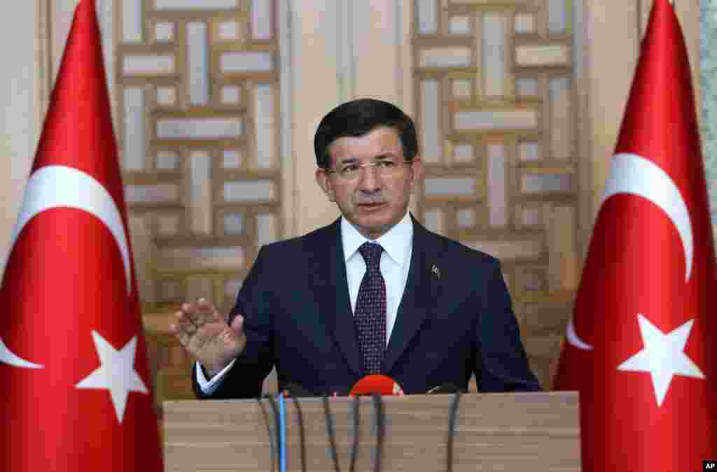 Le premier ministre turc, Ahmet Davutoglu, parle aux médias, le 24 juillet 2015.