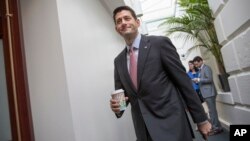 El presidente de la Cámara de Representantes, Paul Ryan, llega a una sesión estratégica con la bancada republicana.