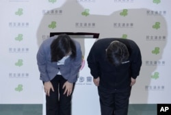 为2022年11月26日的九合一败选负责，身兼民进党主席的台湾总统蔡英文（左）宣布辞去党主席一职.
