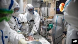 Doktorët intubojnë një pacient në klinikën Filatov, Moskë