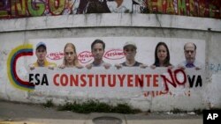 Плакати політичної опозиції в Каракасі