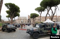 Para tentara bersenjata berpatroli di tempat umum yang ramai di Colosseum menjelang perayaan Tahun Baru di Roma, 30 Desember 2017.