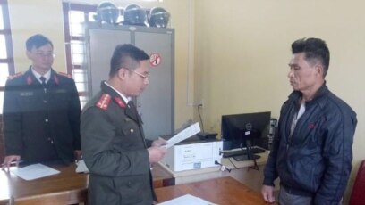 Công an đọc lệnh bắt ông Trần Hữu Đức ngày 21/1/2021. Photo PLO.
