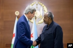 U.S. Secretary of State John Kerry, left, and Djiboutian President Ismail Omar Guelleh shake hands at the Presidential Palace in Dijbouti, Dijbouti, May 6, 2015.