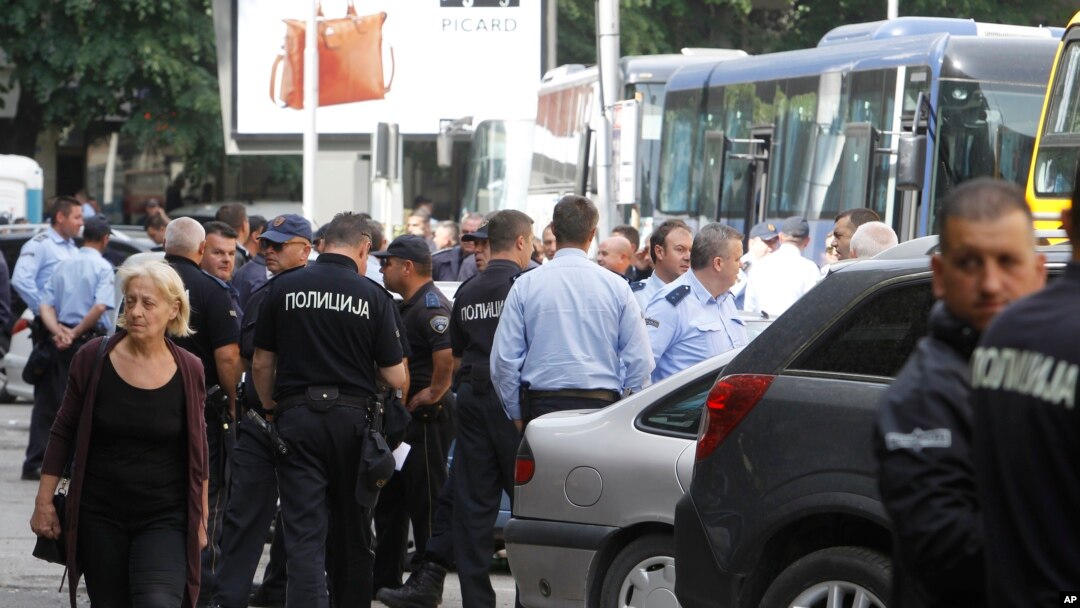 Policajci oko zgrade Sobranja u Skoplju posle protesta 27. aprila 2017. 