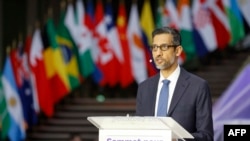 Hoogganaa ol Anaan Google CEO Sundaar Pichaayi gumii /AI/sammuu nam-tolchee Paaris Keessatti haasaa dhageessian Guraandhala 10, 2025. (Photo Ludovic MARIN / AFP)