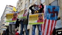 Partidarios de Seuxis Paucias Hernández Solarte, más conocido por el alias de Jesús Santrich, líder de las ex Fuerzas Armadas Revolucionarias de Colombia, piden su libertad durante una manifestación el Día del Trabajador en Bogotá, Colombia. Mayo 1, 2018.