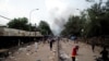 La fumée monte alors que les partisans de l'imam Mahmoud Dicko et d'autres politiciens de l'opposition protestent à Bamako, au Mali, le 10 juillet 2020. (Reuters)