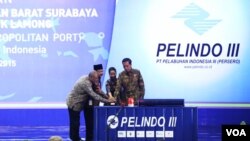 Presiden Joko Widodo menekan tombol bersama Menteri BUMN, Gubernur Jawa Timur dan Direktur Utama Pelindo III pada peresmian revitalisasi alur pelayaran barat Surabaya dan Teluk Lamong. (VOA/Petrus Riski)