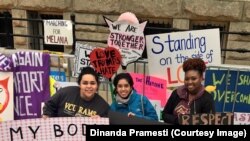 Dinanda Pramesti dan beberapa peserta aksi Women's March di Washington DC.